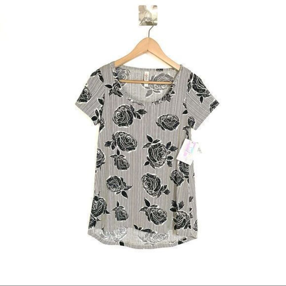 NWT LuLaRoe black Roses Classic T-shirt LuLaRoe T-shirt Floral xxs NEW